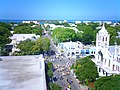 Duval Street op Key West loopt van de Golf van Mexico naar de Atlantische Oceaan en bevat fraaie Victoriaanse gebouwen met Spaanse en Bahamiaanse invloeden.