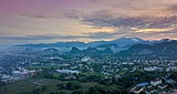 Pemandangan Banjaran Titiwangsa dari bandar raya Ipoh, Perak. Gunung Korbu, kemuncak tertinggi banjaran tersebut, juga boleh dilihat.