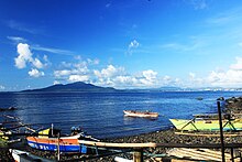 Pemandangan Gunung Tumpa dari Pantai Malalayang, Kecamatan Malalayang, Kota Manado