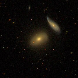 NGC 5852 (midden)