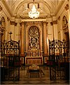 Capella de Sant Tomàs, a la Catedral de València, amb la tomba del sant (a terra, l'antic sepulcre; a l'altar, bust amb el crani i urna amb ossos)