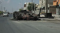 Um tanque do governo destruído pelos rebeldes.