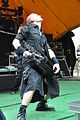 Ein Musiker von Nachtgeschrei im Mittelalterrock-Look mit modernisiertem Kilt