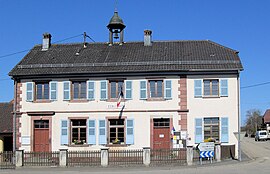 The town hall and school in Gildwiller