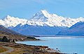 Jezero Pukaki, z Aoraki / Mount Cook v ozadju