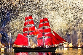 Le passage d'un navire (ici le Tre Kronor) aux voiles écarlates accompagné d'un feu d'artifice est l'un des épisodes phares de la fête.