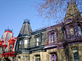 Maisons victoriennes devant le square Saint-Louis