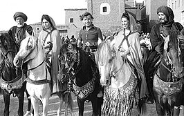 Still van Mustapha el Akkad te paard met Anthony Quinn, Irene Papas, Mona Wasif en Abdullah Ghaith