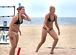 Kvinnliga beachvolleyspelare vid Huntington Beach i Kalifornien 2005.