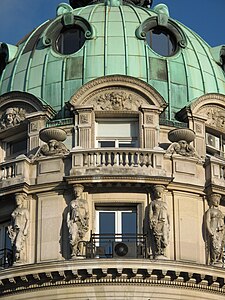 Cariatides ornant la coupole du Gaumont-Opéra à Paris.