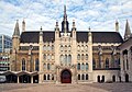 De route passeert de Guildhall Yard voor de Guild Hall