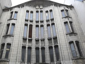 Façade de la synagogue au no 10 de la rue, dessinée par Hector Guimard