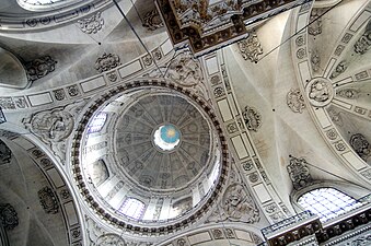 La croisée du transept (partie centrale du transept surmontée d'une coupole).