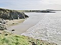 Ploéven : les falaises entre la pointe du Marrouz et la plage de Ty Anquer ; à l'arrière-plan l'île Salgren et la plage de Sainte-Anne-la-Palud (en Plonévez-Porzay).