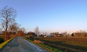 De drie noordelijke boerderijen van Balmahuizen met rechts de schuren van de vierde boerderij gezien vanaf het zuiden