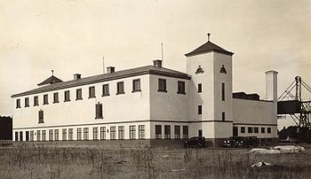 Vänstra bilden visar Banan-Kompaniets nyuppförda byggnad i Frihamen 1928, högra bild är tagen efter renoveringen 1996.