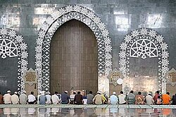 Salat berjemaah di dalam Masjid Islamic Center Samarinda