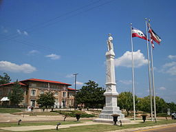 Domstolsbyggnaden och Rankin County Confederate Monument i Brandon.