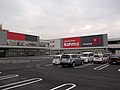 大型店の例：DCMカーマ21名古屋城北店（愛知県名古屋市北区, 2013年10月）