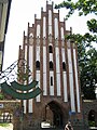 Stadtseite des Haupttores mit neun Terrakotta-Figuren