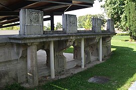 Ruines du château de Thuisy dans le parc de la mairie.