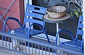 Chaises Bleues visibles sur une terrasse d'appartement niçois.