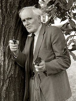 Q:ta pisimpään esittänyt Desmond Llewelyn vuonna 1983.