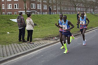 A elite masculina passa o km 23 em 2018.