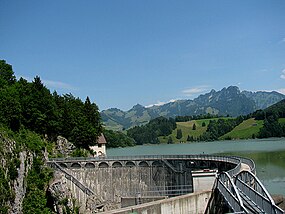 Lago de Montsalvens, Crésuz videblas meze de la bildo malantaŭe