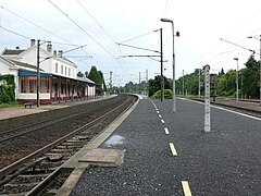 L'intérieur de la gare, avec le bâtiment voyageurs les voies et quais, avant la rénovation de 2015.