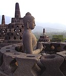 Skulptaĵo de la perfekta budho en Borobuduro, Indonezio.