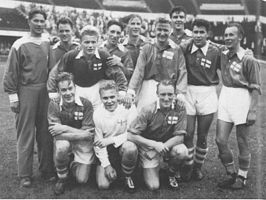 Aatos Lehtonen (links) met het Fins nationaal elftal in 1953