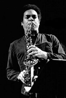 photo en noir et blanc sur laquelle Jimmy Lyons joue du saxophone