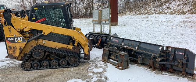 Snow wing skid steer with tracked treads