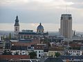 Blick vom Glockenturm (Belfried) auf Kuppel und Turm der Abteikirche