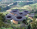 Vue extérieure d'un Tulou (architecture de terre), Hakka du Fujian, à Tianluokeng (Snail Pit village), Sud-ouest du Fujian