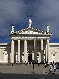 A fachada neoclássica da Catedral de Vilnius, na Lituânia, com colunas e seu proeminente pedimento.