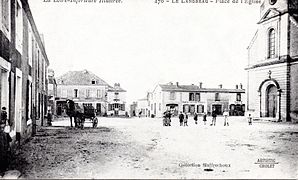 Carte postale datant des années 1910 représentant l'église et la place André Ripoche