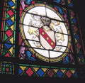 Wappen der von Freyhold in einem Fenster der Kreuzkapelle Kempenich, hier ohne Helmzier und mit gold-silberner Helmdecke