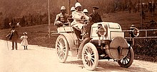 Photo d'Emil Jellinek conduisant une Daimler Phoenix.