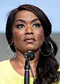 Angela Bassett interpreta Catherine Banfield