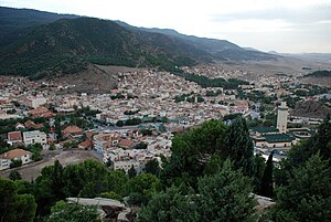 Blick über Azrou nach Südwesten Richtung Talausgang – rechts die Große Moschee, dahinter der namensgebende Felsen. Die Altstadt beginnt am linken Bildrand.