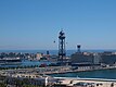 Mittelstation (Jaume I.) und im Hin­ter­grund die End­sta­tion (Tal­sta­tion) der Ha­fen­seil­bahn (Tele­fé­ri­co del puer­to) im Hafen Torre Sant Se­bas­tià in Barcelona