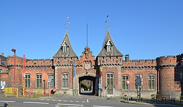 Caserne Caporal Trésignies (1887)[126]. Ancienne caserne d'infanterie, exemple d'architecture néogothique.