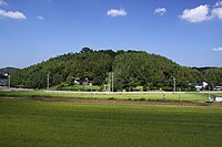 鉢形山（はちがた‐）この山の頂に当社は鎮座している。