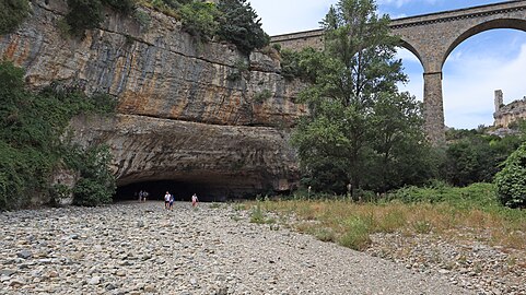 Pont naturel sur la Cesse.