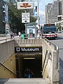 Entrada al museo desde la calle Queen's Park.