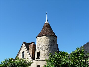 Tourelle dans le bourg de Saint-Julien-de-Lampon.