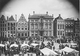 Het Scholtenhuis rond 1895 met de markt op de voorgrond