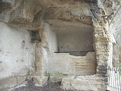 Habitat troglodytique dans le village des Baux